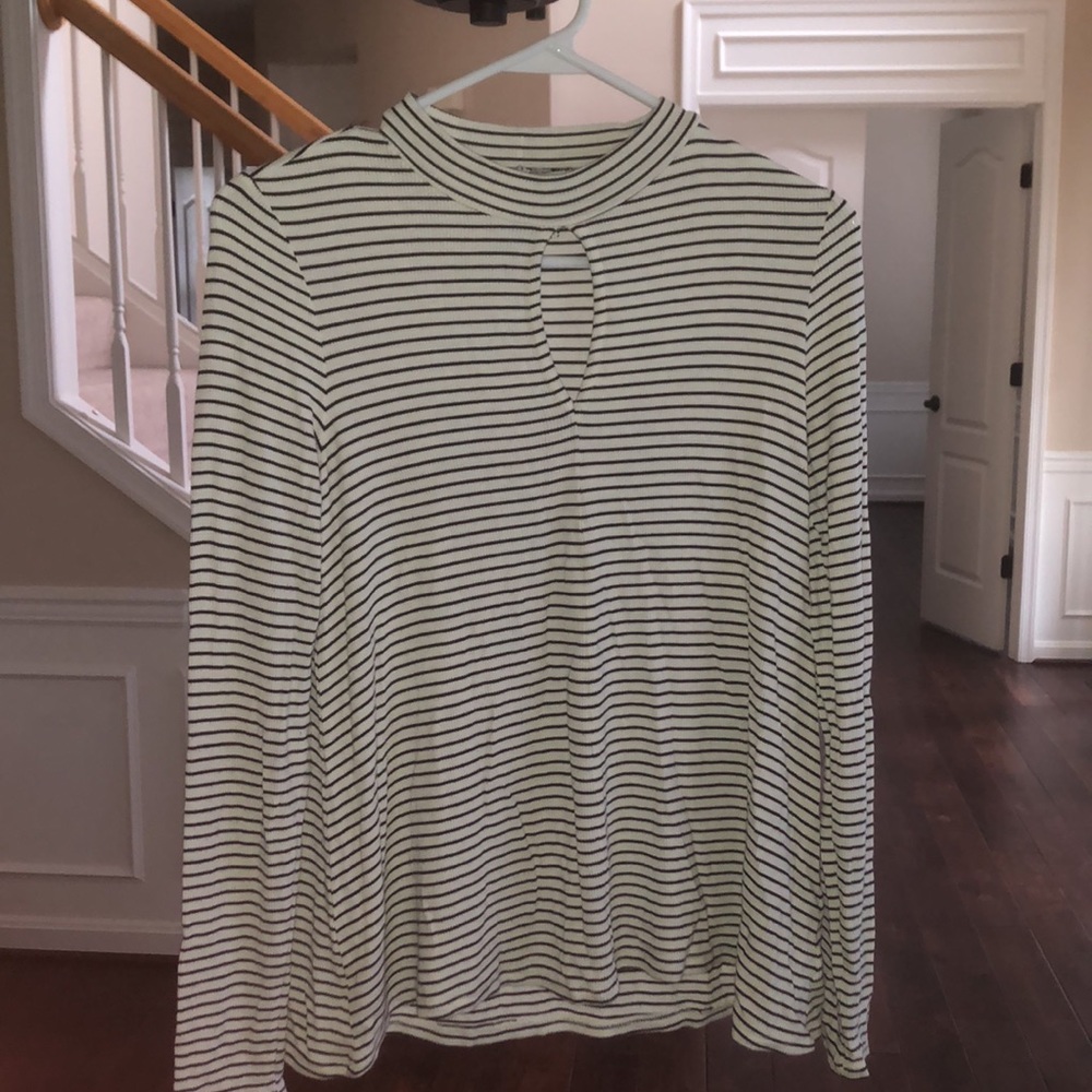 AEO Keyhole Shirt - Picture 2 of 4